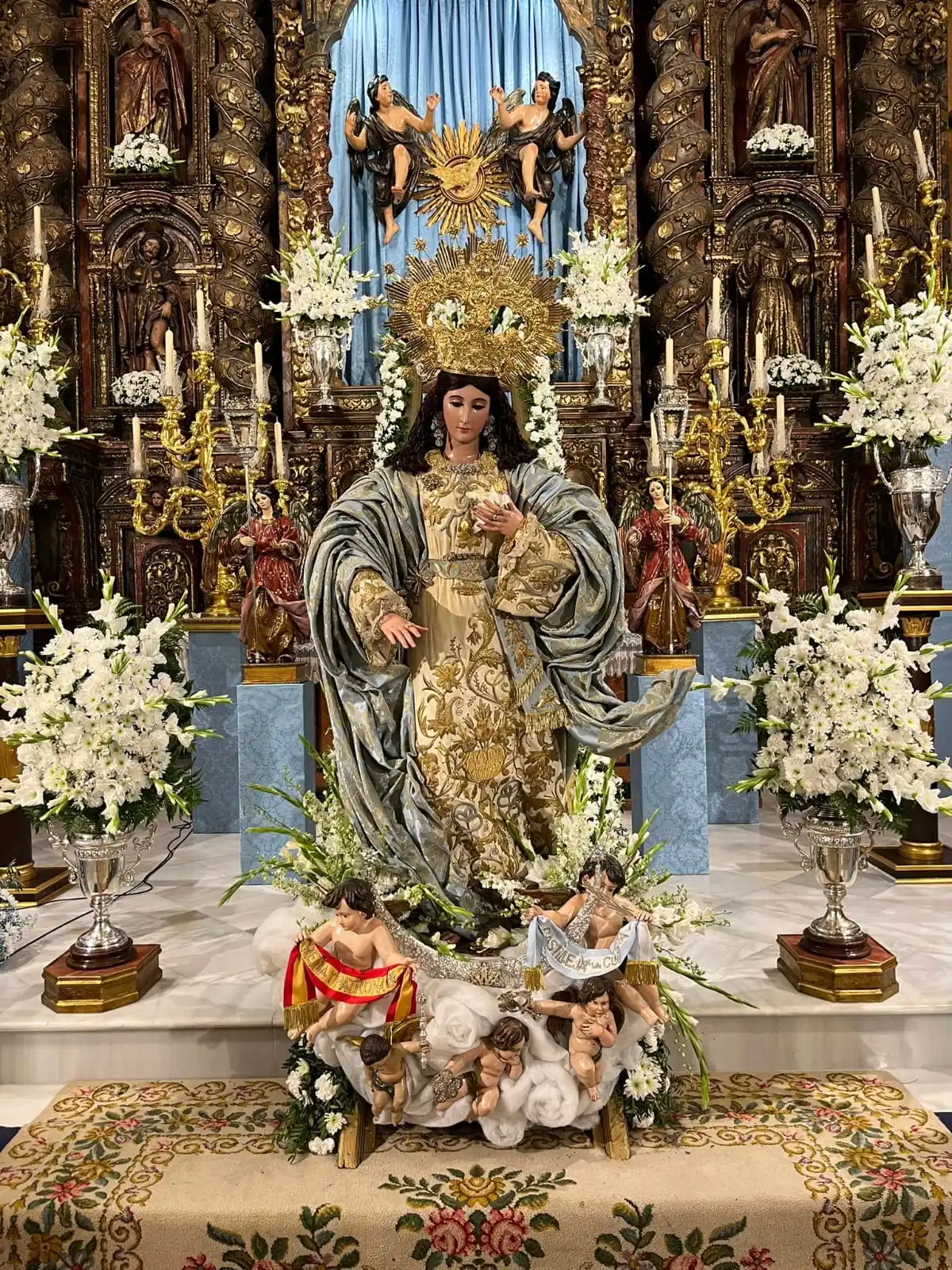 Image from Hermandad de la Calle Real: 🔵UN ALTAR DE BESAMANOS PARA LA HISTORIA Altar de besamanos dispuest...