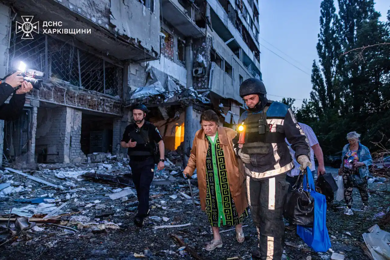 Image from Ukraine NOW: *Вночі Харків був під атакою БпЛА: є поранені* Пожежі спалахнули в Са...