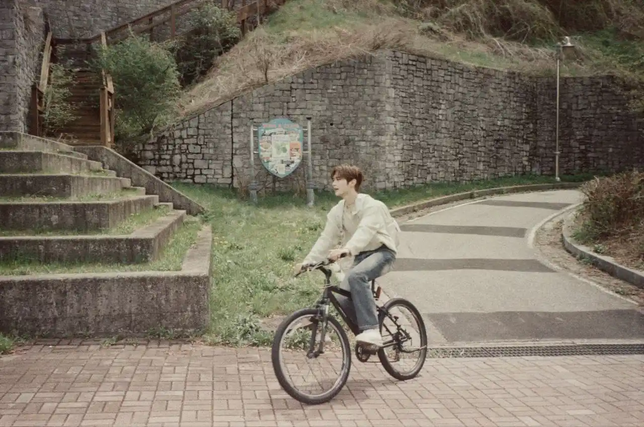 Image from ZEROBASEONE UPDATE: 250517 @ZB1_official X UPDATE _💌 🚲🌹 <a class="text-blue-500 hove...