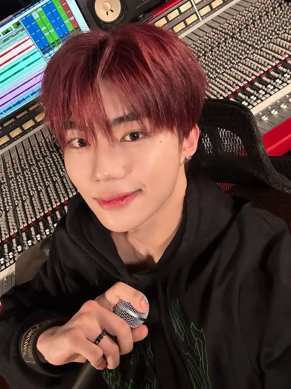 Image from ZEROBASEONE UPDATE: 250517 @ZB1_official X UPDATE _𝗭𝗘𝗥𝗢𝗙𝗢𝗖𝗨𝗦 ZEROSE was wrapped...