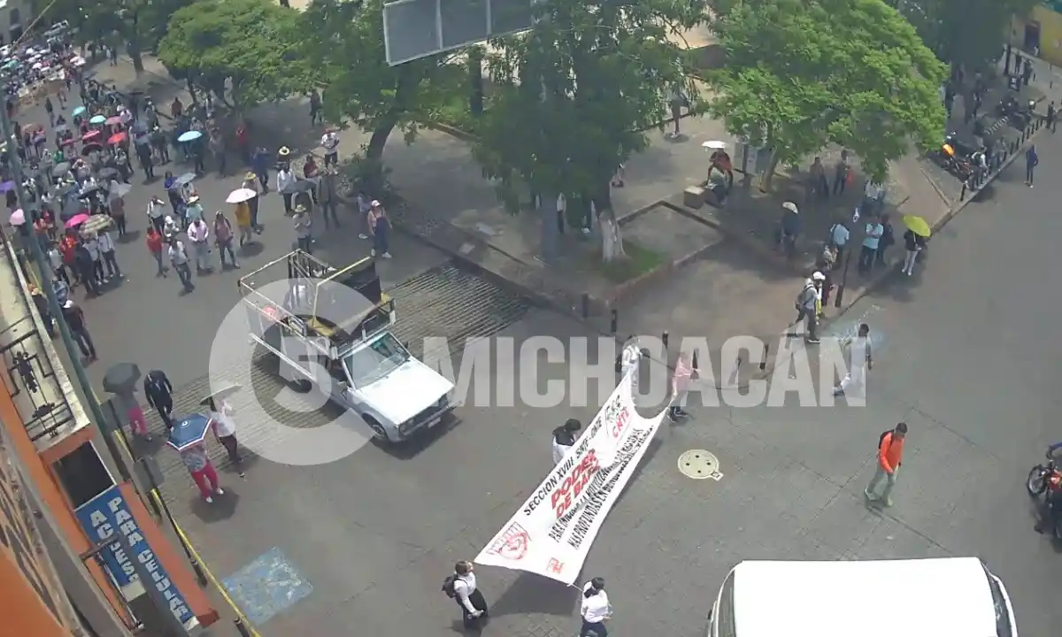 Image from MiMorelia.com Noticias: *Al momento la marcha de la CNTE está sobre la Calzada Juárez a la alt...