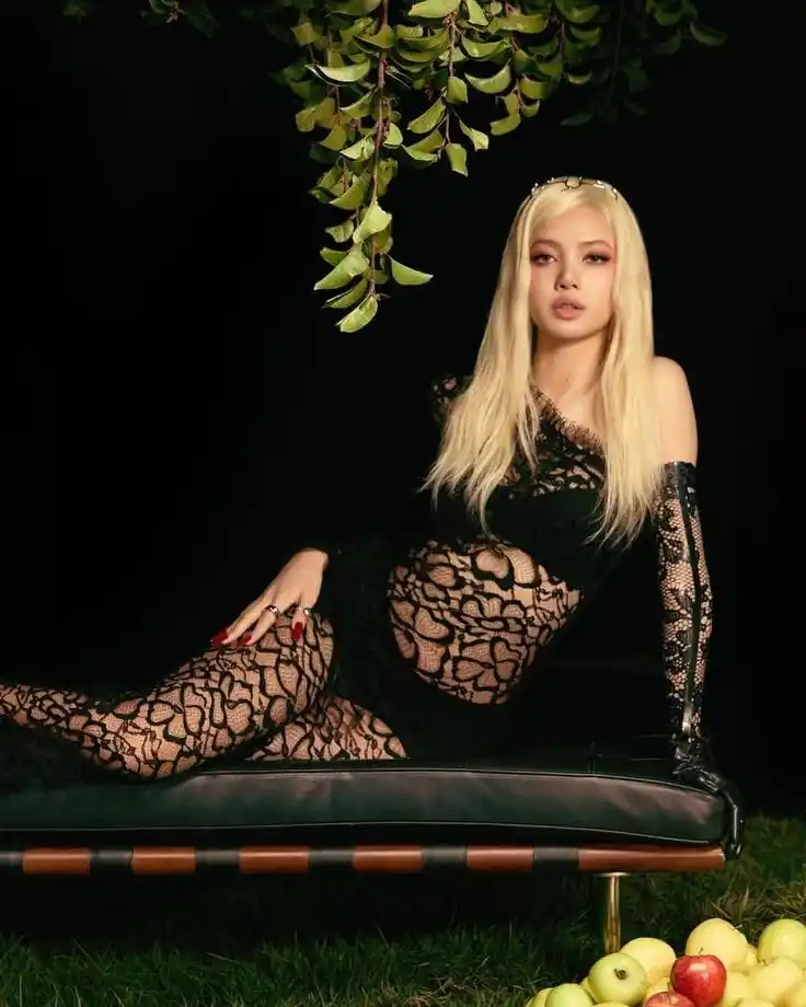 Image from 𝗬𝗚 𝗚𝗟𝗢𝗕𝗔𝗟: “BORN AGAIN” by LISA ft. Doja Cat and RAYE has reached 200 million str...