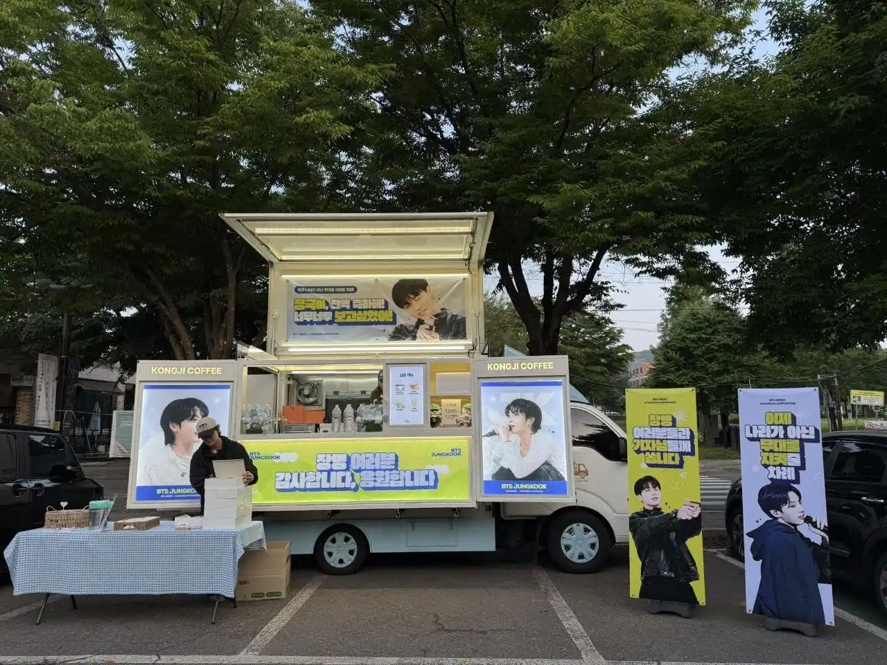 Image from DAILY BTS INFO⁷: ° 🌟 Truk kopi Jungkook yang cantik dengan spanduk di lokasi keluarny...