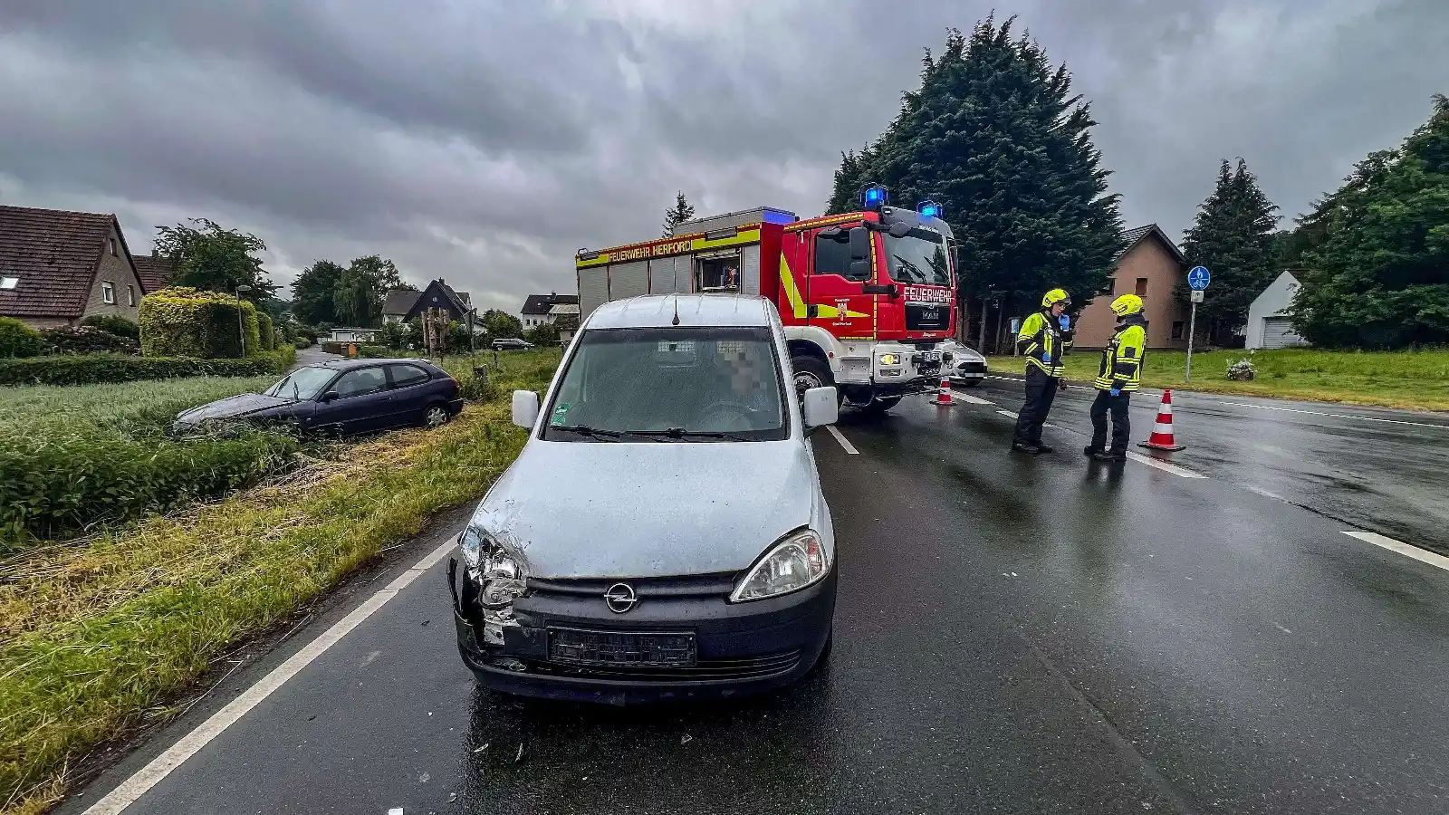 Image from NW Herford: ➡️ *Doppelunfall sorgt für Chaos:* Wichtige Verkehrsader zwischen Herf...