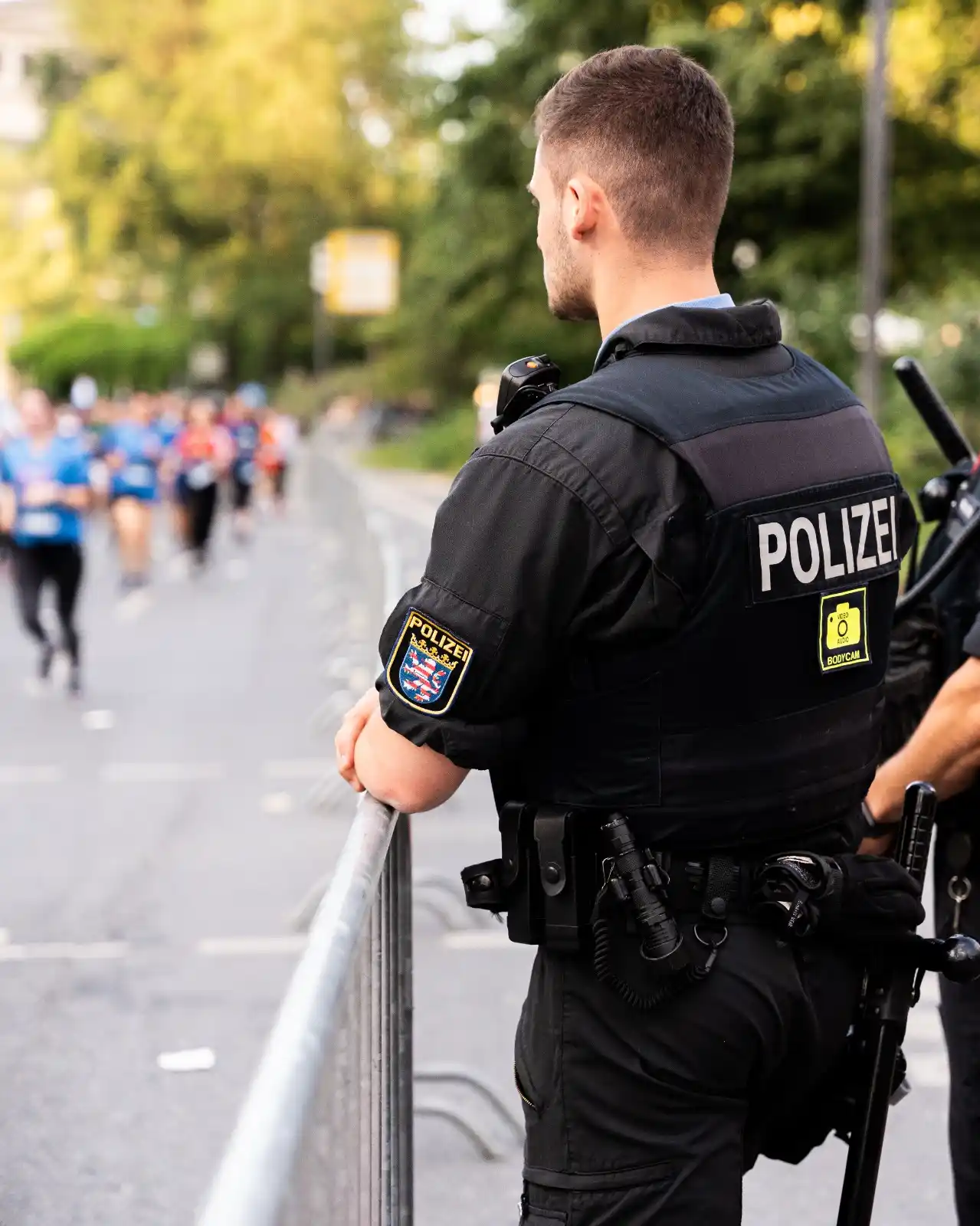 Image from Polizei Frankfurt am Main: 💸 *Hinweis Taschen- und Trickdiebstahl:* Wo viele Menschen zusammenk...