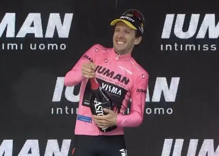 Image from AostaSera.it: *Impresa di Simon Yates sul Colle delle Finestre, il Giro d’Italia è s...