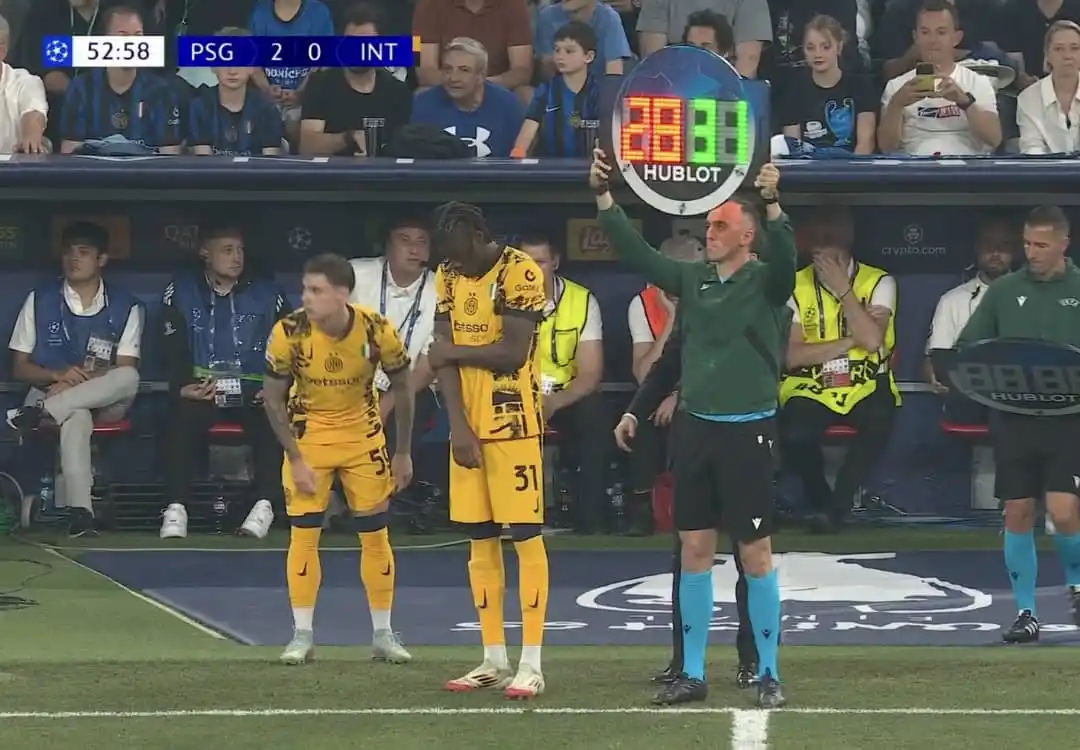 Image from Daily Mirror Sports: 📸 - INTER IS MAKING A DOUBLE SUBSTITUTION!   BISSECK + ZALEWSKI ON FO...