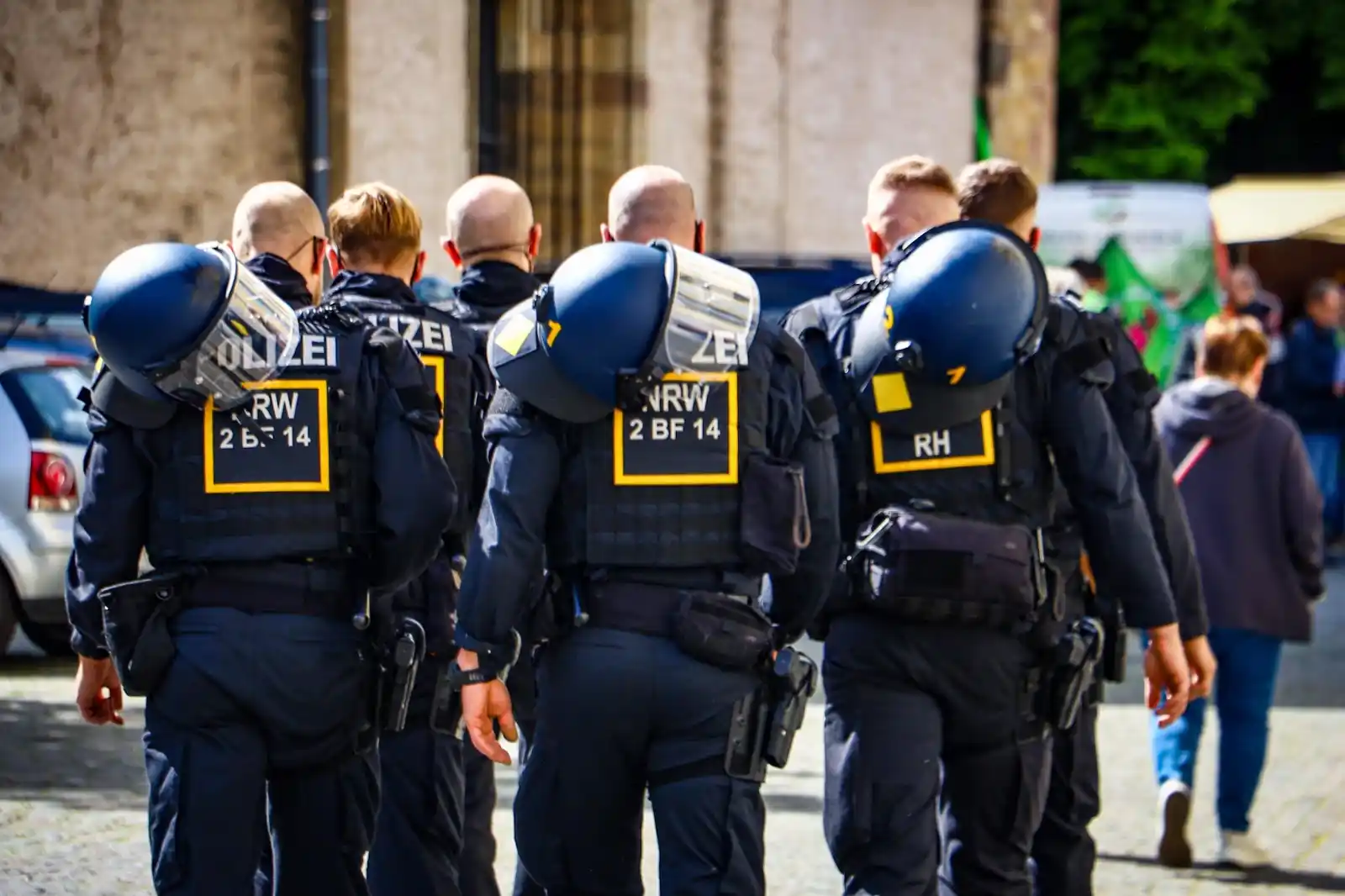 Image from NW Herford: ➡️ *Liveticker zu Neonazi-Demo in Herford:* Polizei sichert mit Großau...