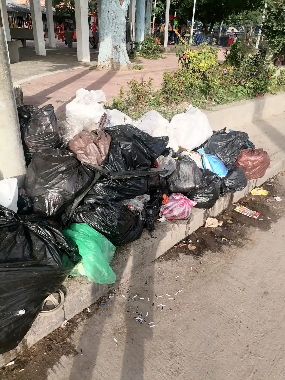 Image from Malambo News Canal Informativo: 👨💻NOS REPORTAN 🗑🚯 *"Seguimos esperando la recogida de las basura...