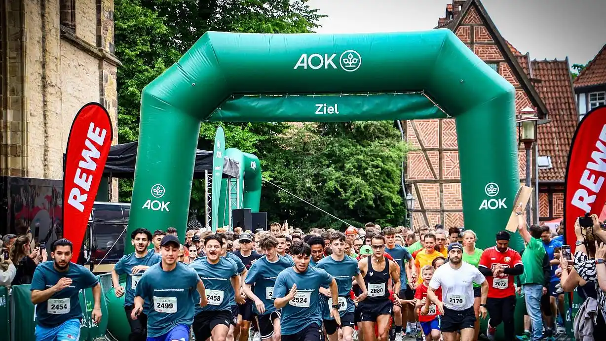 Image from NW Herford: ➡️ *Rekord beim Herforder AOK-Firmenlauf:* Über 2.700 Läufer feiern Sp...