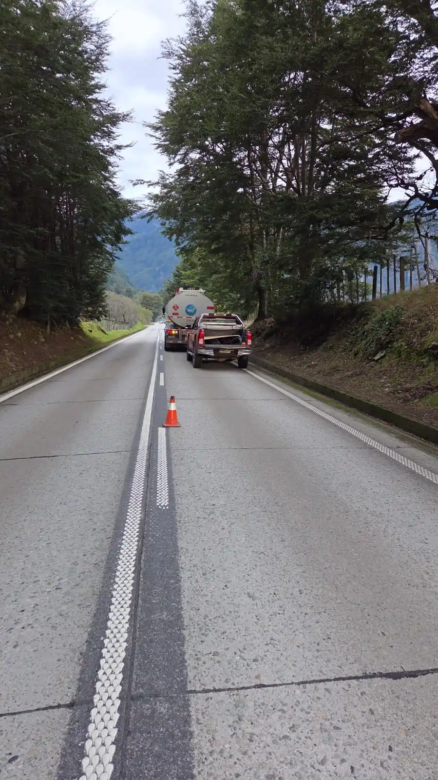 Image from Carretera Austral Informa: ⚠️ *REPORTE* Se reporta camión en panne, ocupando una vía, en el camin...
