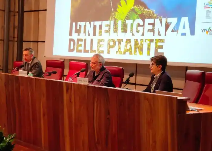 Image from AostaSera.it: *Stefano Mancuso: “Pensiamo di essere il meglio, ma in natura conta ch...