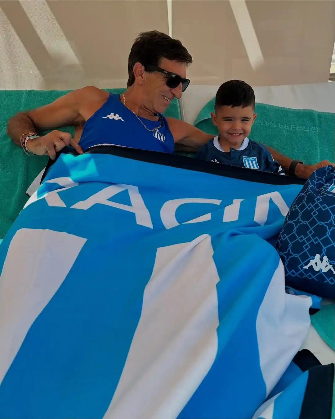Image from El Primer Grande Racing Club: ¡CON RACING A TODOS LADOS! 😍 Gustavo Costas, junto a su hijo Gustavi...
