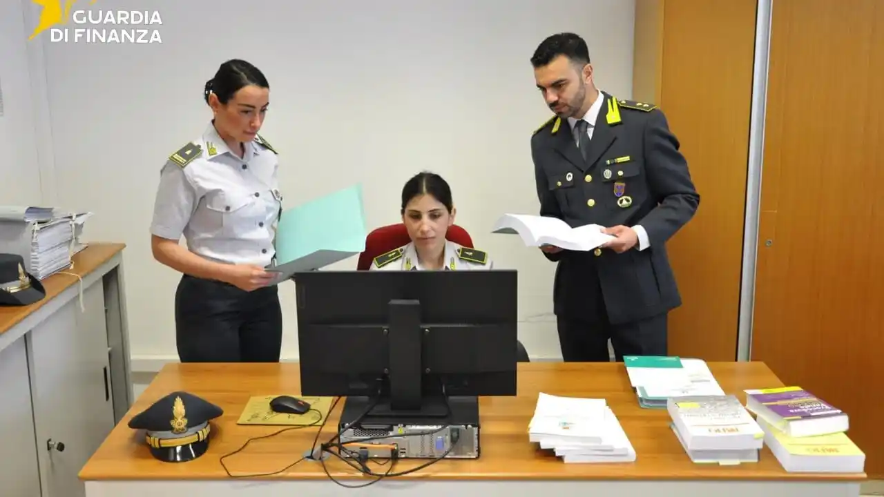 Image from BrindisiReport.it: Controlli dei finanzieri: individuati 40 datori di lavoro per manodope...