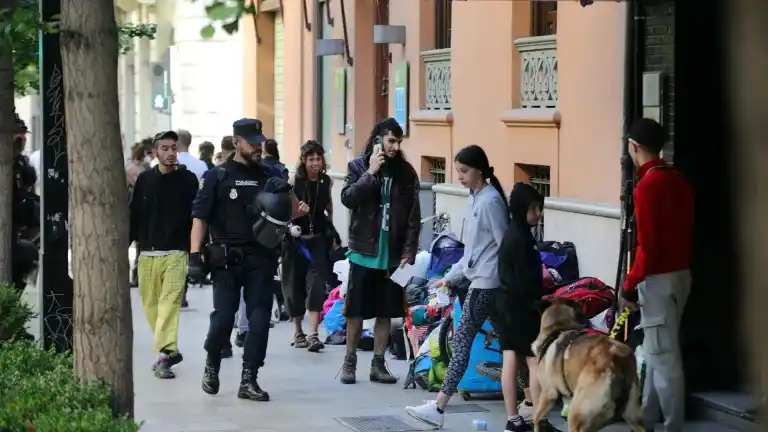 Image from CADENA COPE: 🚨 Desalojo de okupas: los policías municipales de esta comunidad autó...