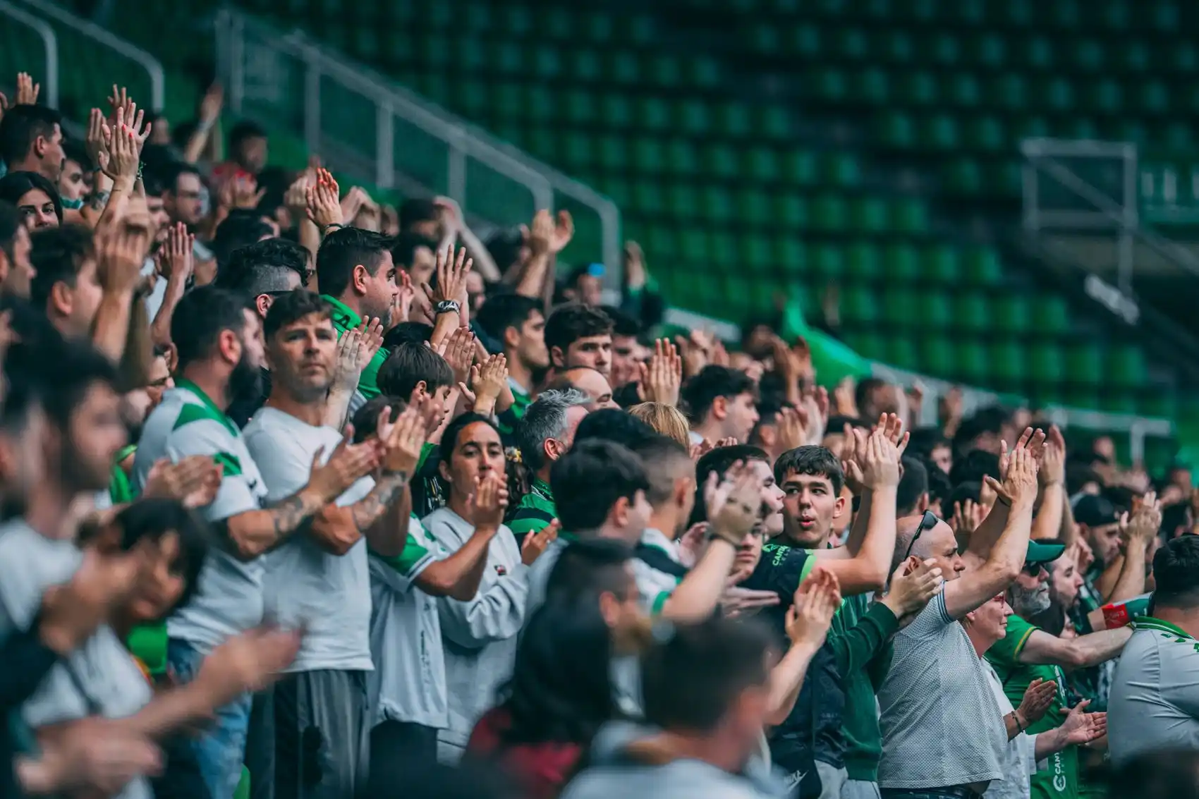 Image from Real Racing Club: 📣 La afición da el último aliento al Racing de cara a su partido en M...