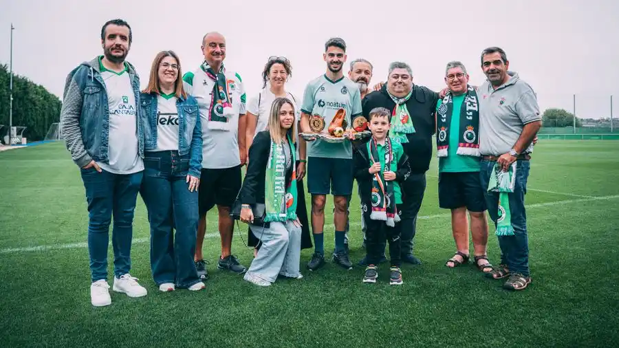 Image from Real Racing Club: 🏆 Las peñas Aúpa Racing y El Cachopo entregan a Andrés el Trofeo Ósca...
