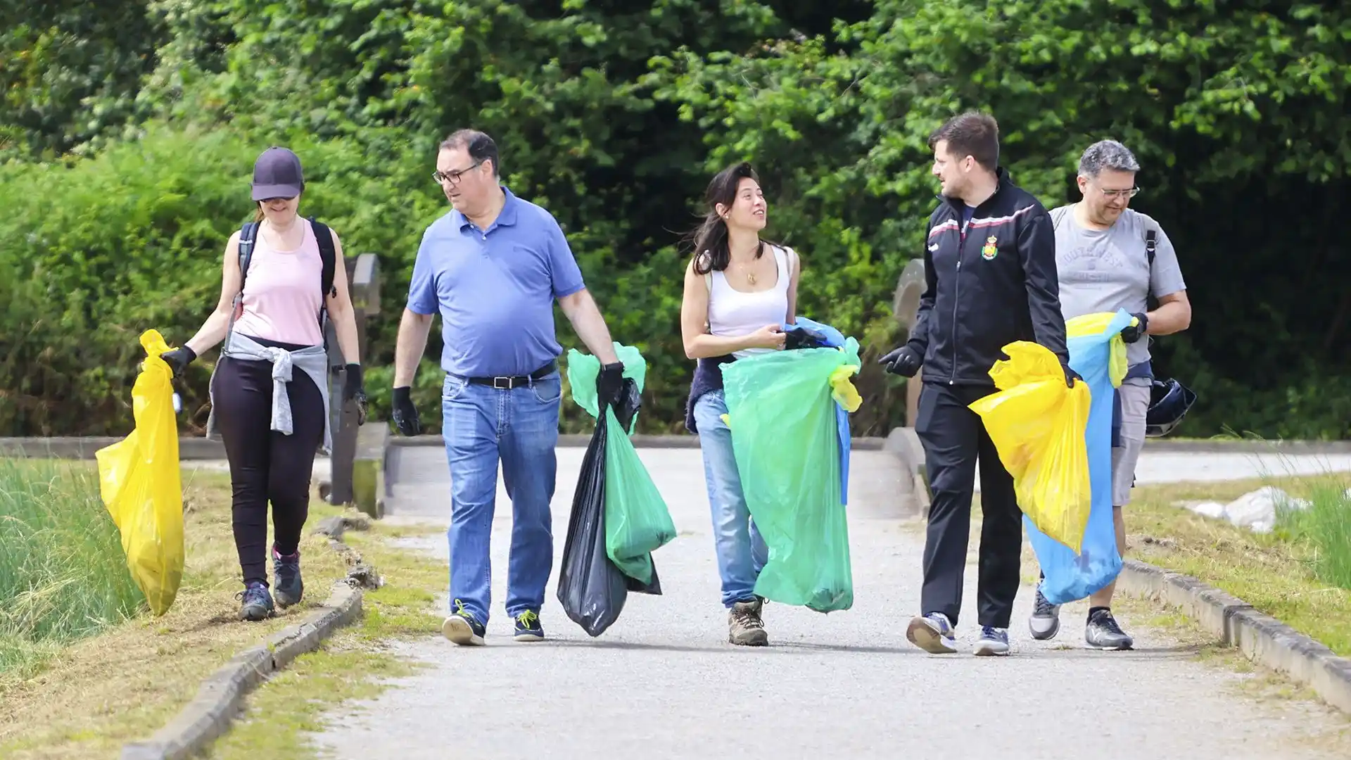 Image from Real Racing Club: ♻️ Más de 40 voluntarios de la Funación Racing recogen 106 kilos de ‘b...