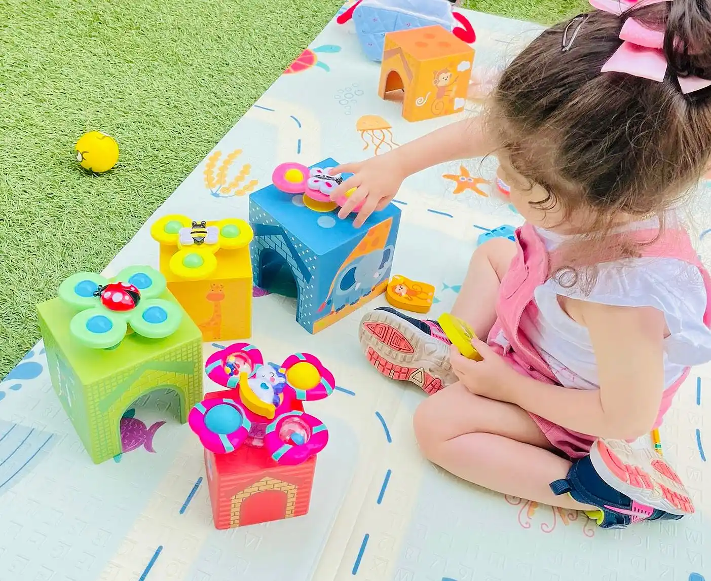 Image from Amici della Pediatria - Bergamo: Si gioca con i cubi🤩 📌 I cubi cartonati presentano illustrazioni co...