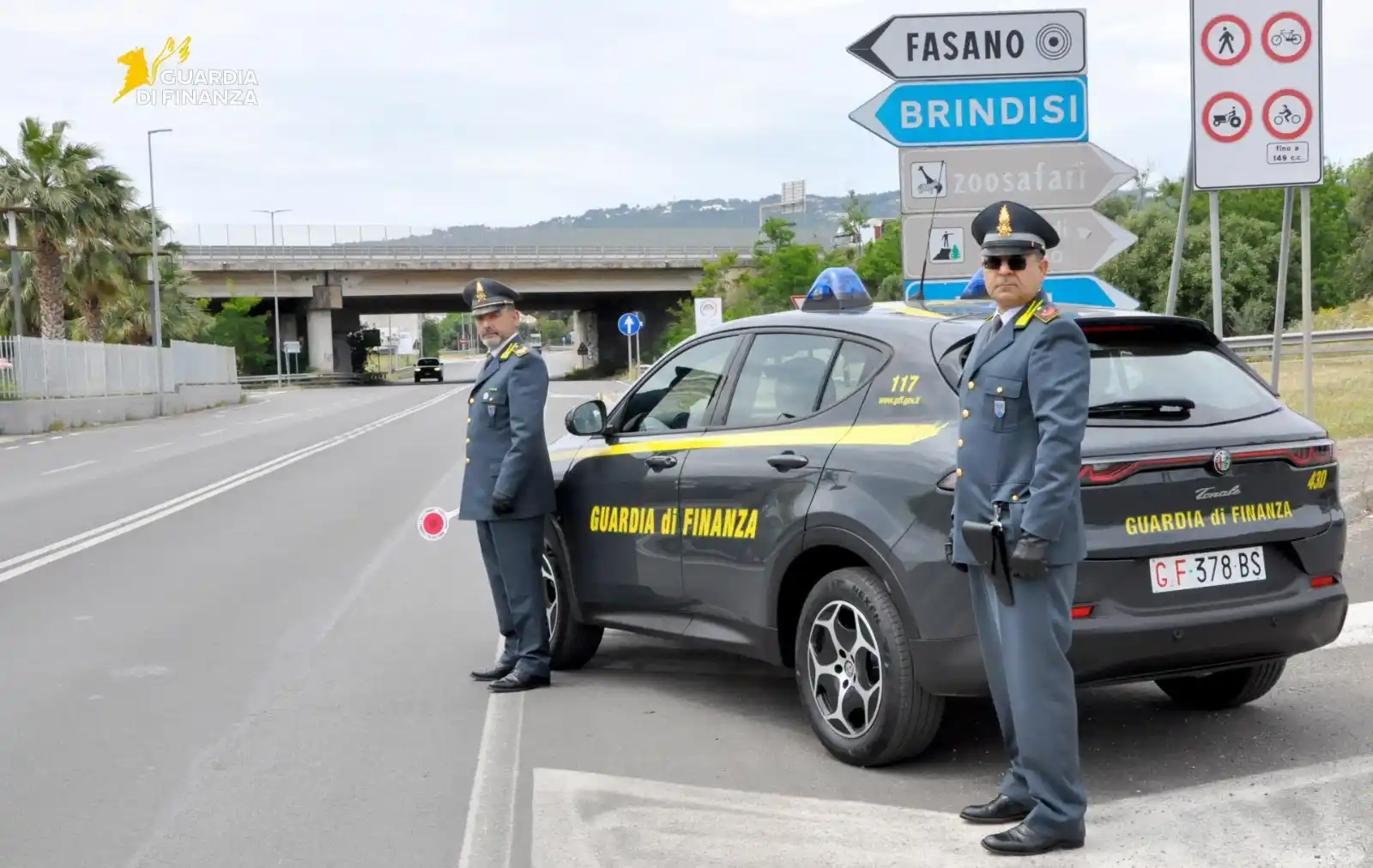 Image from BrindisiReport.it: Viaggiava con 8 kg di marijuana: coppia di coniugi arrestata dai finan...