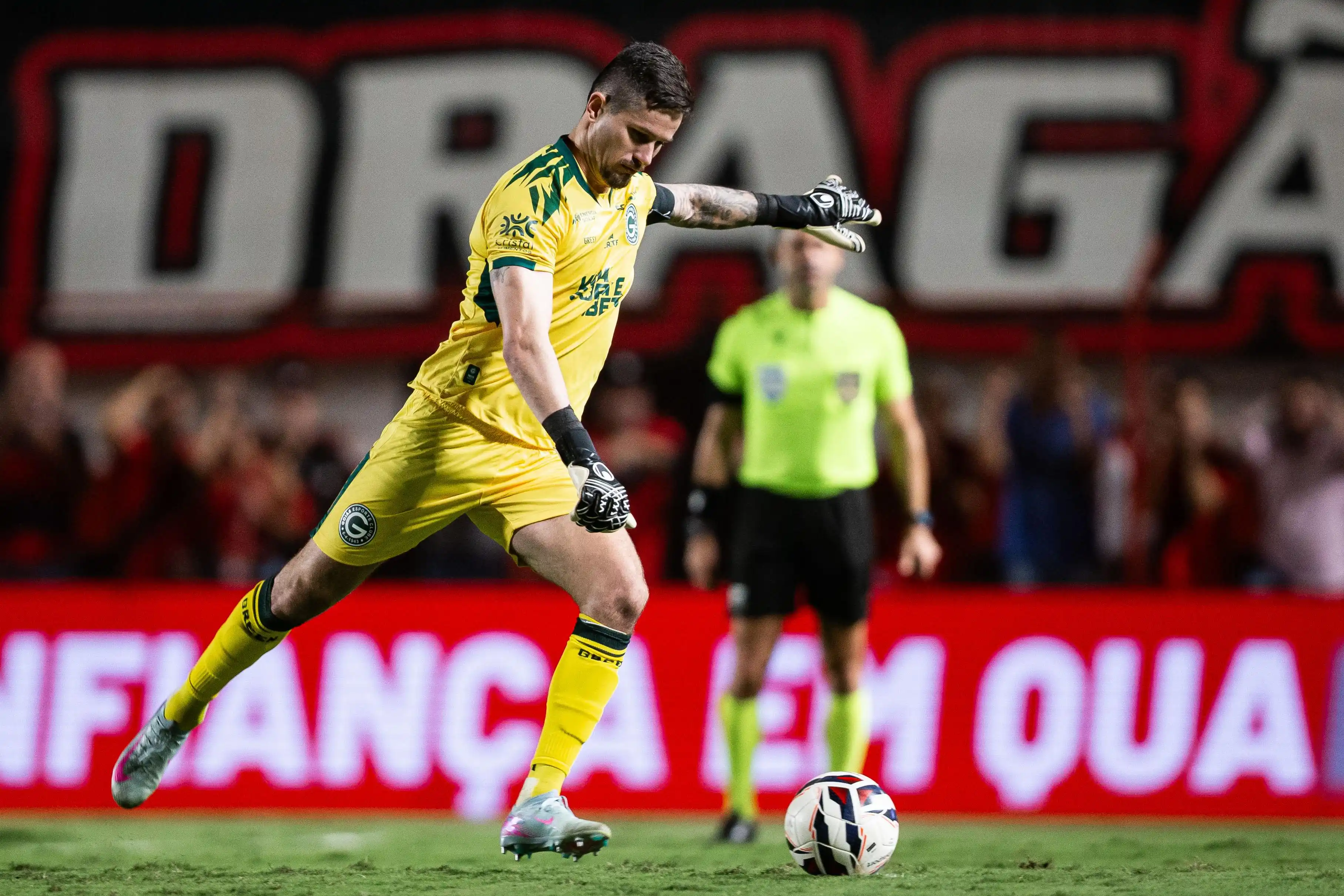 Image from Goiás Oficial : PAREDÃO ARTILHEIRO! 🧤⚽ 🔎 Tadeu é o goleiro com mais gols (10) no mu...