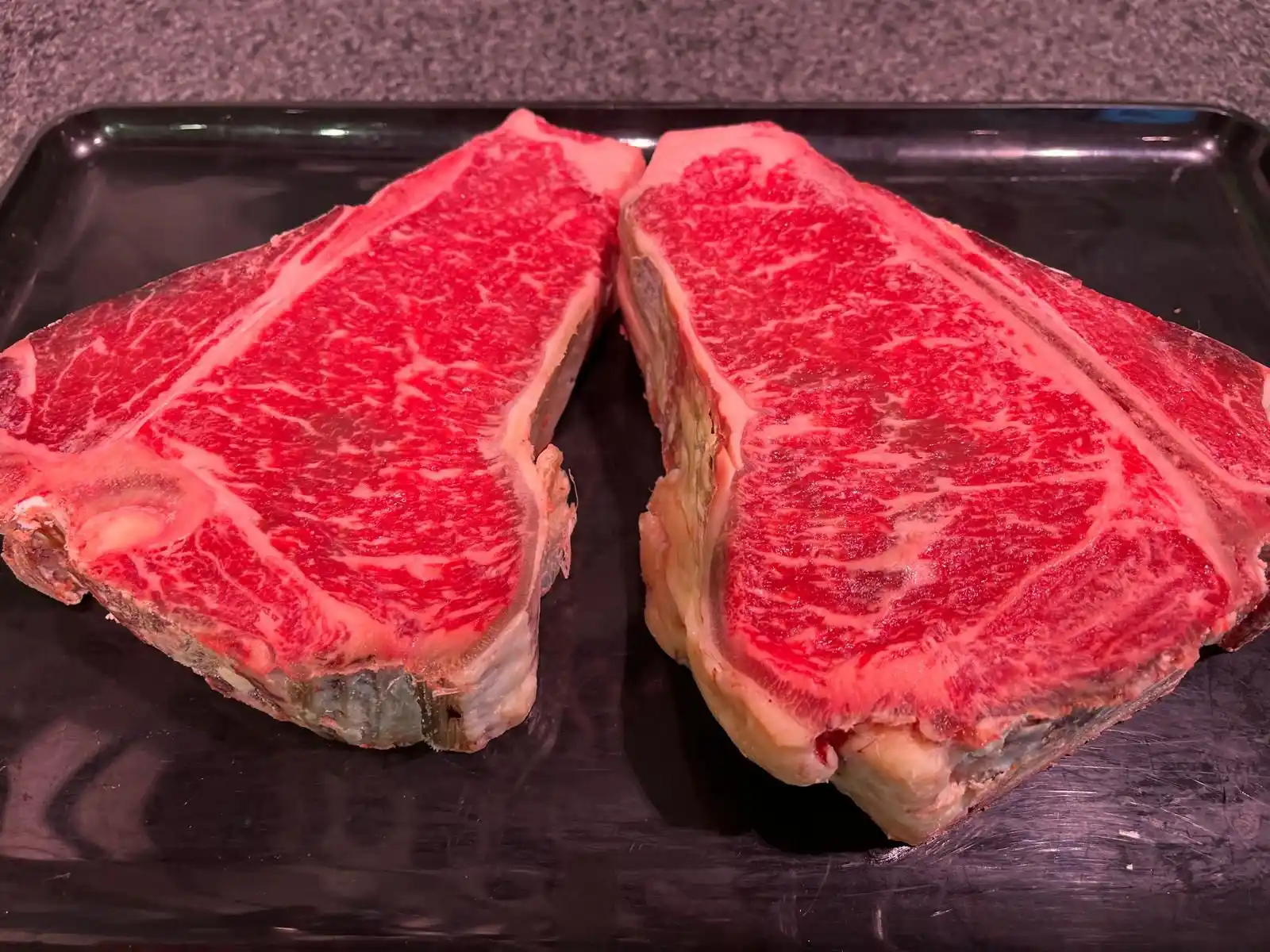 Image from Metzgerei Bock : Wunderschöne Färsen T-Bone-Steaks. Mindestens 3 Wochen dryaged Genus...