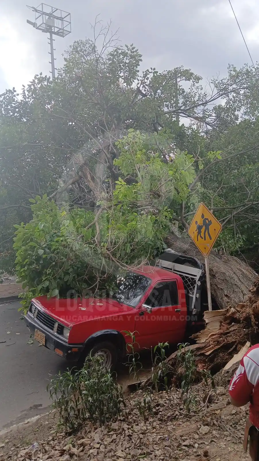 Image from Lo Que Pasa En Colombia: Mucha atención que se encuentra cerrada la vía principal por la carrer...