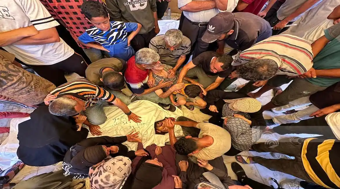 Image from قناة عودة الفضائية: غزة - وداع وتشييع عدد من الشهداء في مستشفى ناصر الطبي بخان يونس جنوب ق...