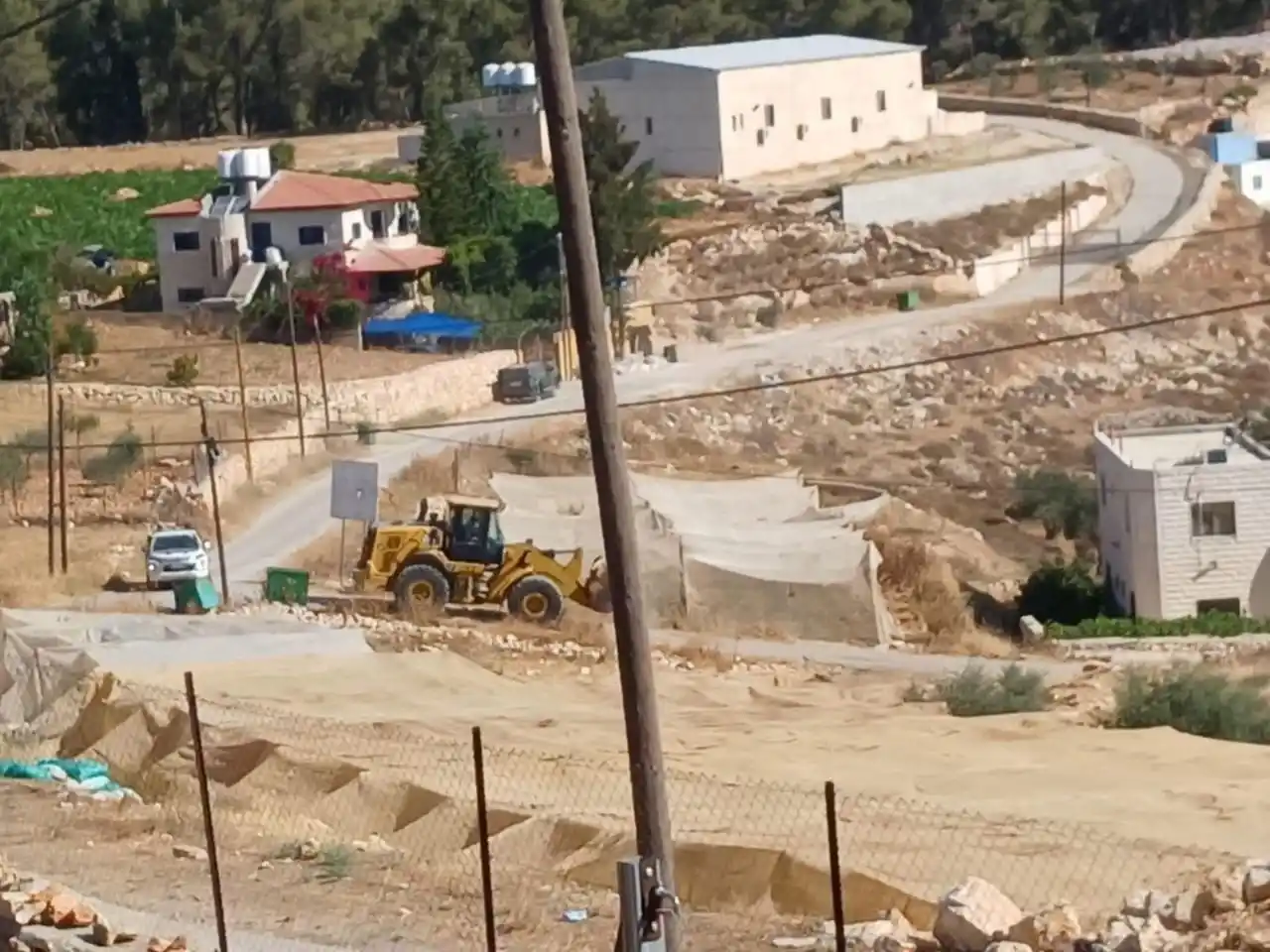 Image from قناة عودة الفضائية: قوات الاحتلال برفقة جرافة تقتحم بلدة صوريف شمال الخليل لتنفيذ عملية هد...