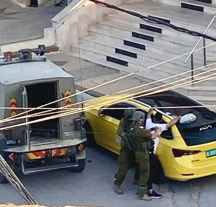 Image from قناة عودة الفضائية: قوات الاحتلال تعتقل شاباً من قرية دورا القرع، شمال رام الله...