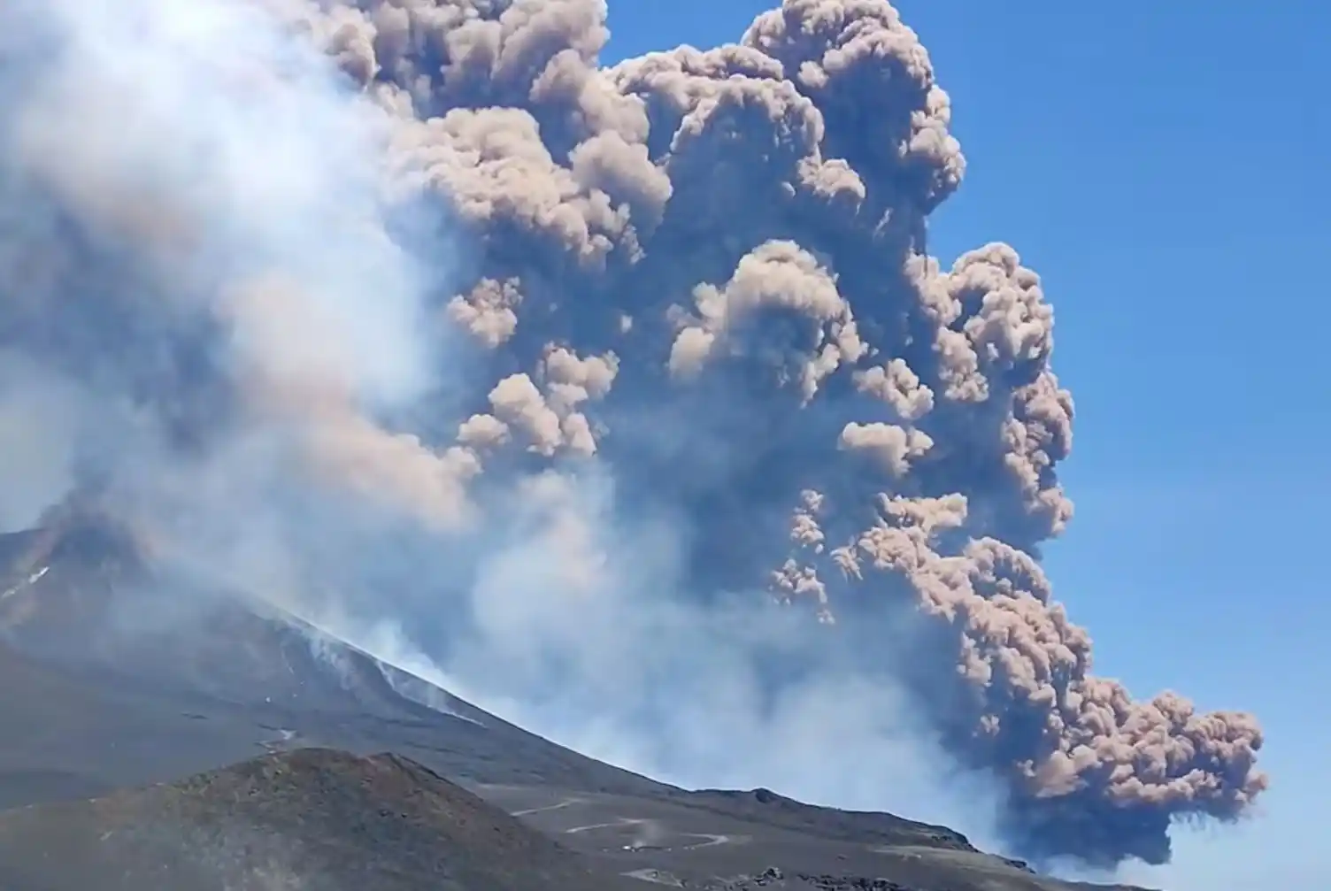 Image from Bergamonews: 🔴 *Eruzione dell'Etna, nube alta chilometri. Allerta rossa per i voli...