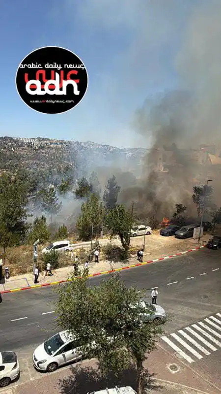 Image from ARABIC DAILY NEWS: 🔴قناة 12 العبرية :إخلاء عدة مبانٍ عقب اندلاع حريقٍ بالقدس، وأربع طائر...
