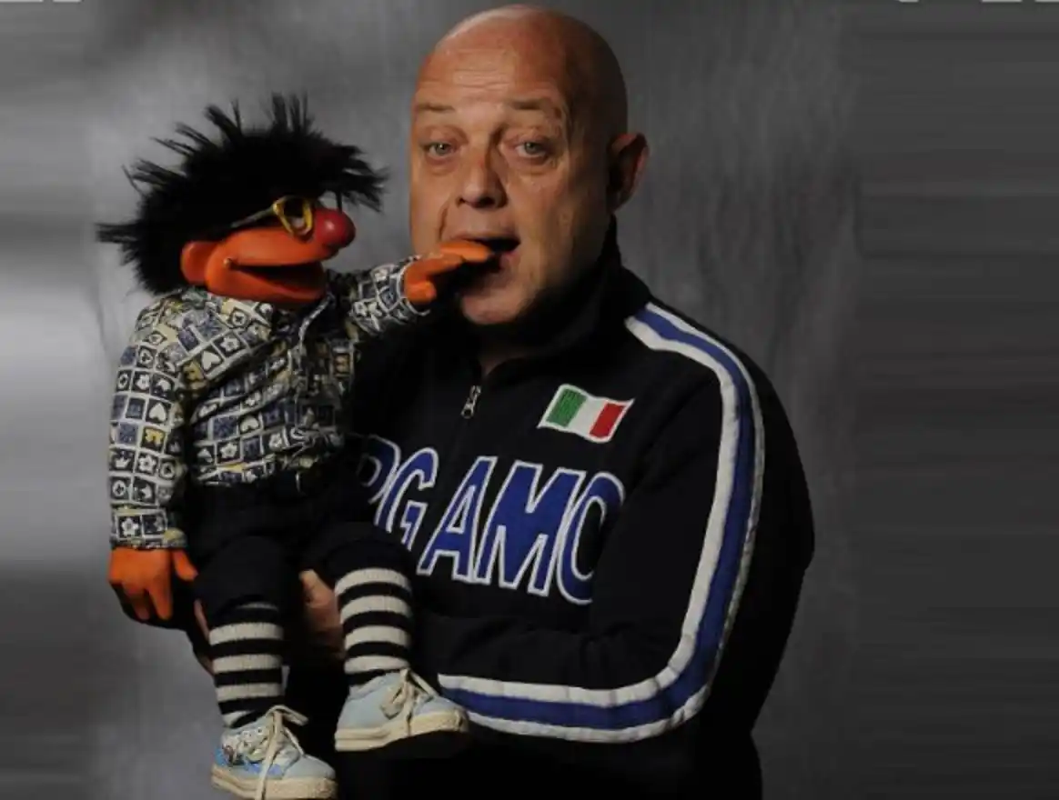 Image from Bergamonews: ⚫ *La satira irriverente del pupazzo Sergio e gli occhiali che prendev...