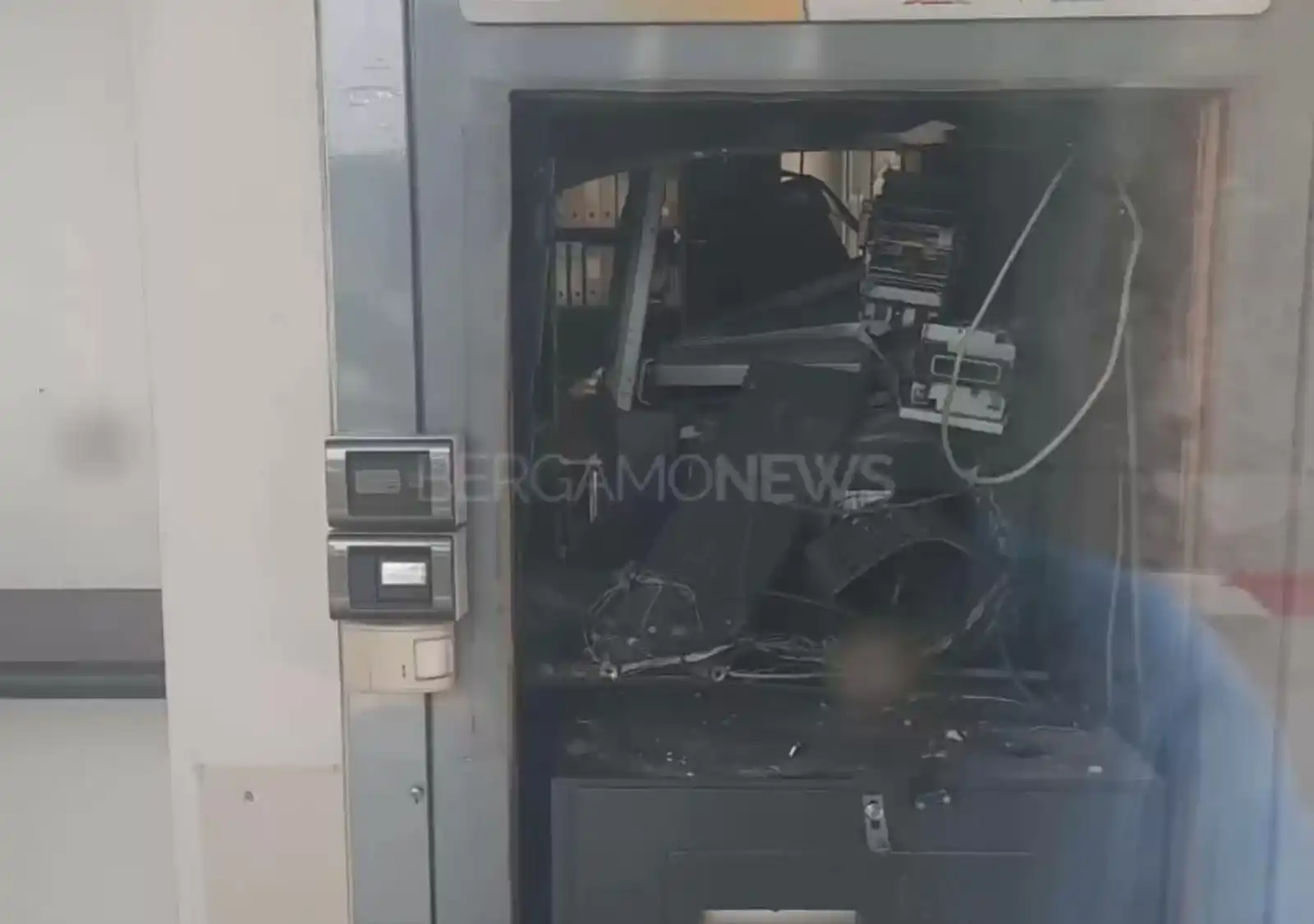 Image from Bergamonews: 🗞️ *LE NOTIZIE DEL MATTINO* ➡️ *Bancomat esploso a Sarnico, presa la...