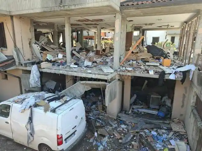 Image from Bergamonews: 🗞️ *LE NOTIZIE DEL MATTINO* ➡️ *Nelle case devastate dall’esplosione...