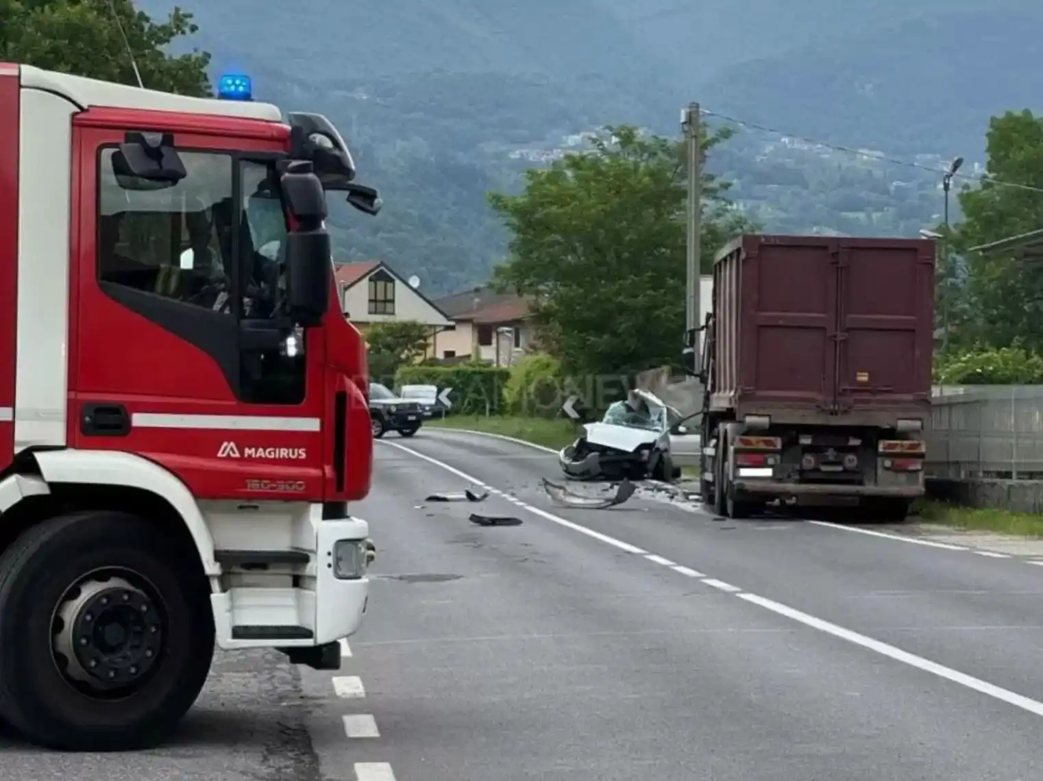 Image from Bergamonews: 🔴 *Scontro tra auto e camion a Casazza, muore una donna* Poco dopo m...