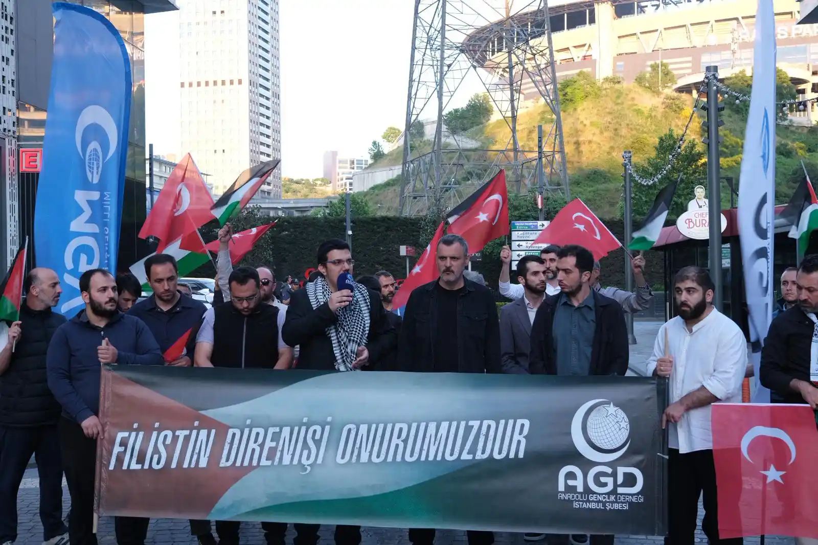 Image from AGD İstanbul: Soykırım suçlusu İsrail'in petrol tedarikçisi SOCAR'ın önünden bir kez...