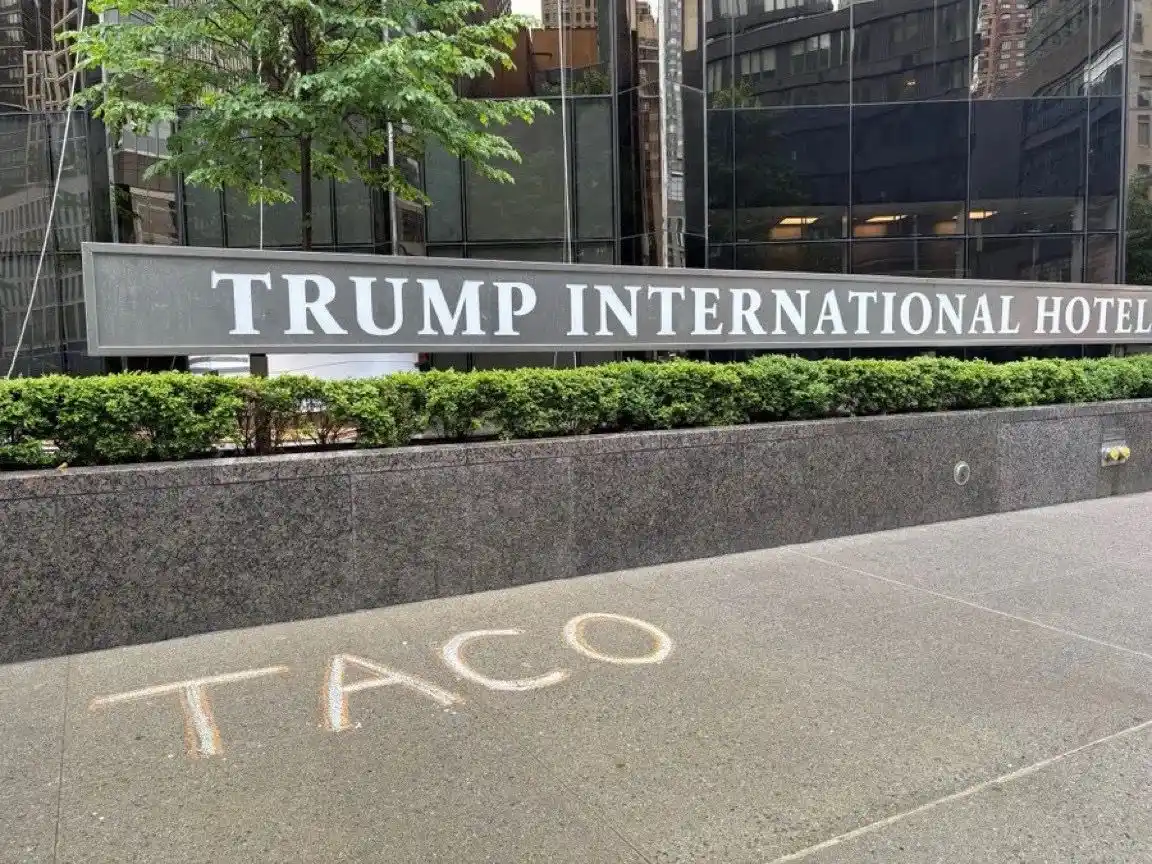 Tono Latino WhatsApp Corner post