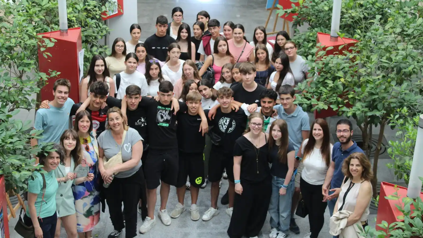 Image from Ayuntamiento de Las Cabezas de San Juan: 📣 Visita al Ayuntamiento de jóvenes franceses del programa de interca...