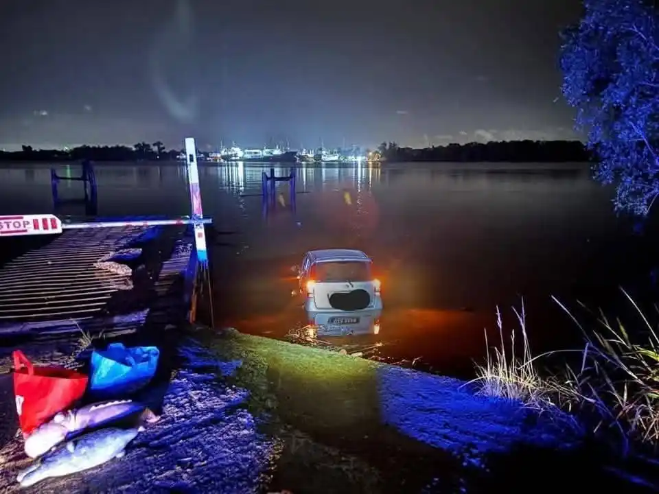 Image from MYNEWSHUB: 🚗 Google Maps bawa masuk sungai?! 😱 Hanya kerana terlalu percaya ar...