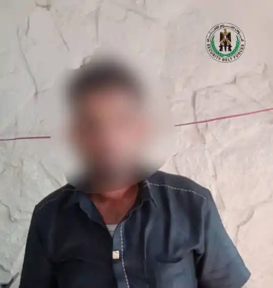Image from قناة الكحلي الإعلامية: حزام العاصمة عدن يلقي القبض على متهم بحيازة مخدرات في البريقة عدن- ال...