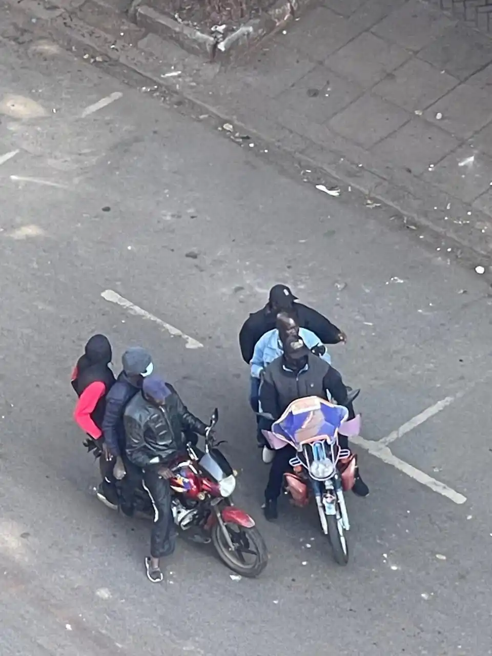 Image from KENYA GOSSIP CLUB: ⚡Plain clothes police along moi avenue!! Ukiaona hawa wasee wa bike j...