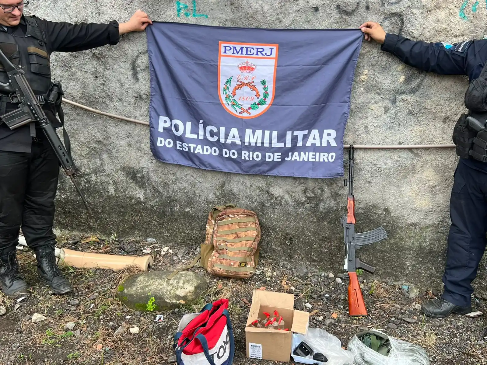 Image from Bruno Assunção : Réplica de fuzil, drogas e outros materiais apreendidos por policiais ...