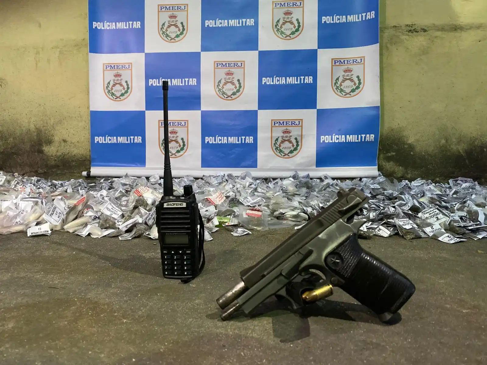 Image from Bruno Assunção : Uma arma, rádio e farta quantidade de material entorpecente foram apre...
