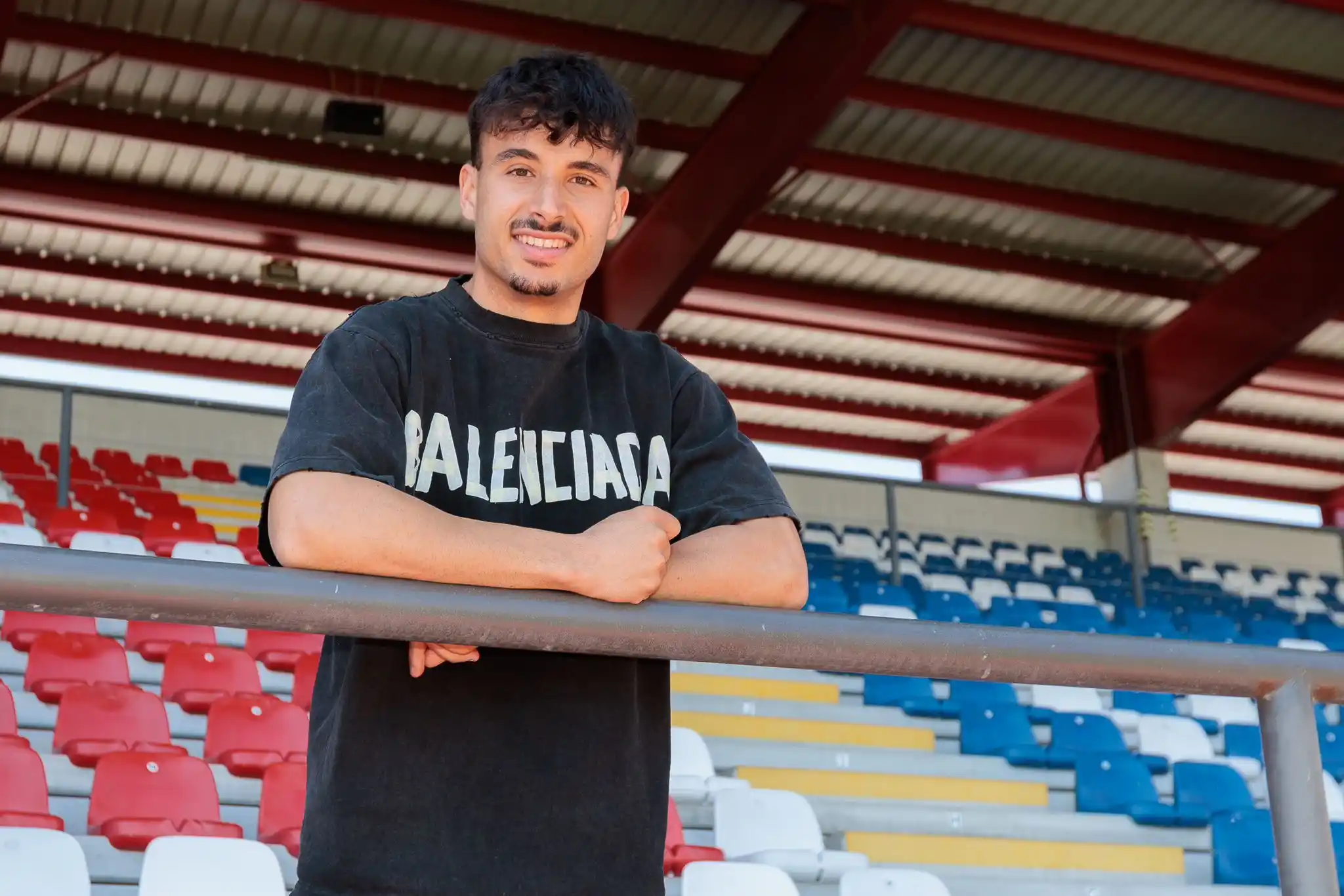 Image from Comunidade Azul-Grená: ✅ Aarón Romero renova dois anos com o GD Chaves O lateral esquerdo es...