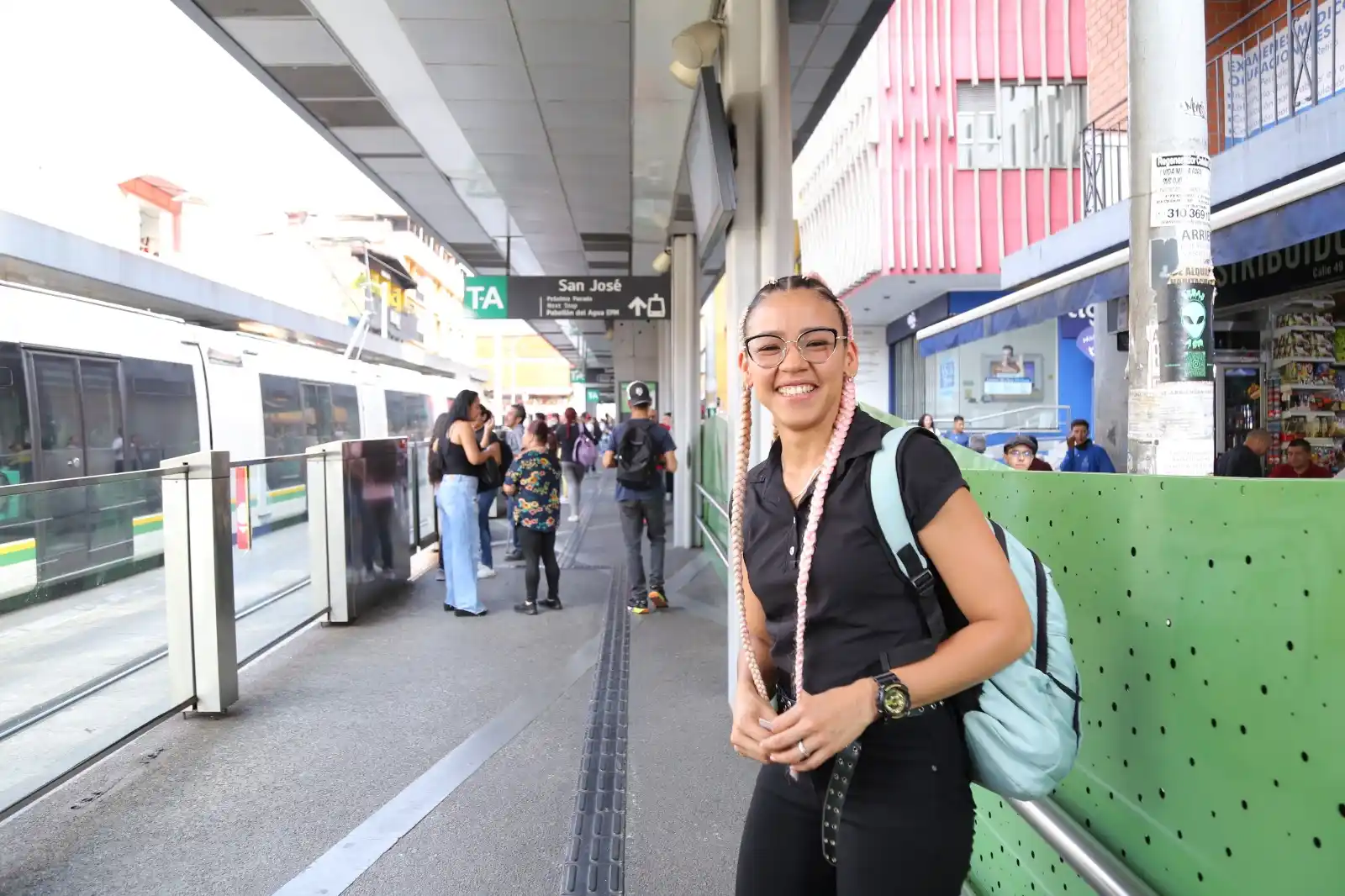 Image from Metro de Medellín: ¡Buenos días! 🌞 Hoy nos despertamos con ganas de regalar sonrisas 😊...