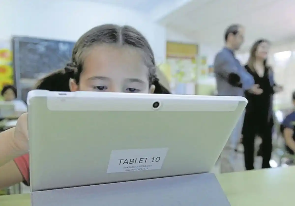Image from LA VERDAD: *Críticas a la nueva orden digital por introducir la IA en las aulas* ...