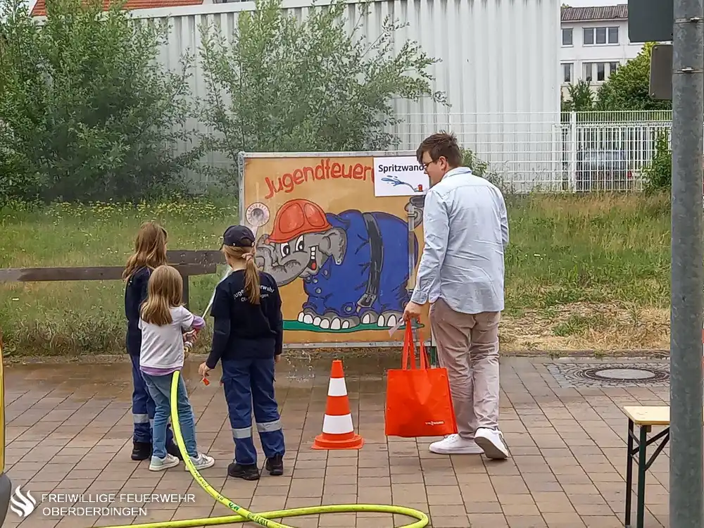 Image from Freiwillige Feuerwehr Oberderdingen: 🚒 Die Einweihung ihres Erweiterungsneubaus feierte die Firma Rostan G...