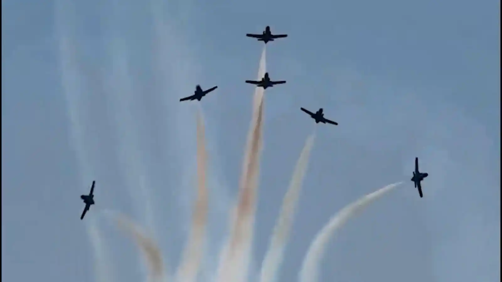 Image from LA VERDAD: *🛩️ Espectáculo aéreo para celebrar los 40 años de la Patrulla Águila...