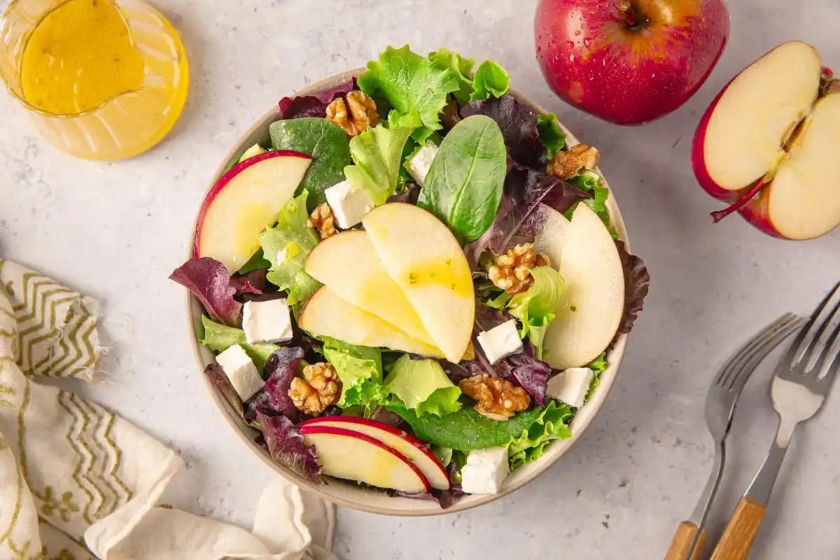 Image from Bon Viveur: 🍏 La *ensalada de manzana* es ligera, fresca y muy original. 🥗 Cruj...